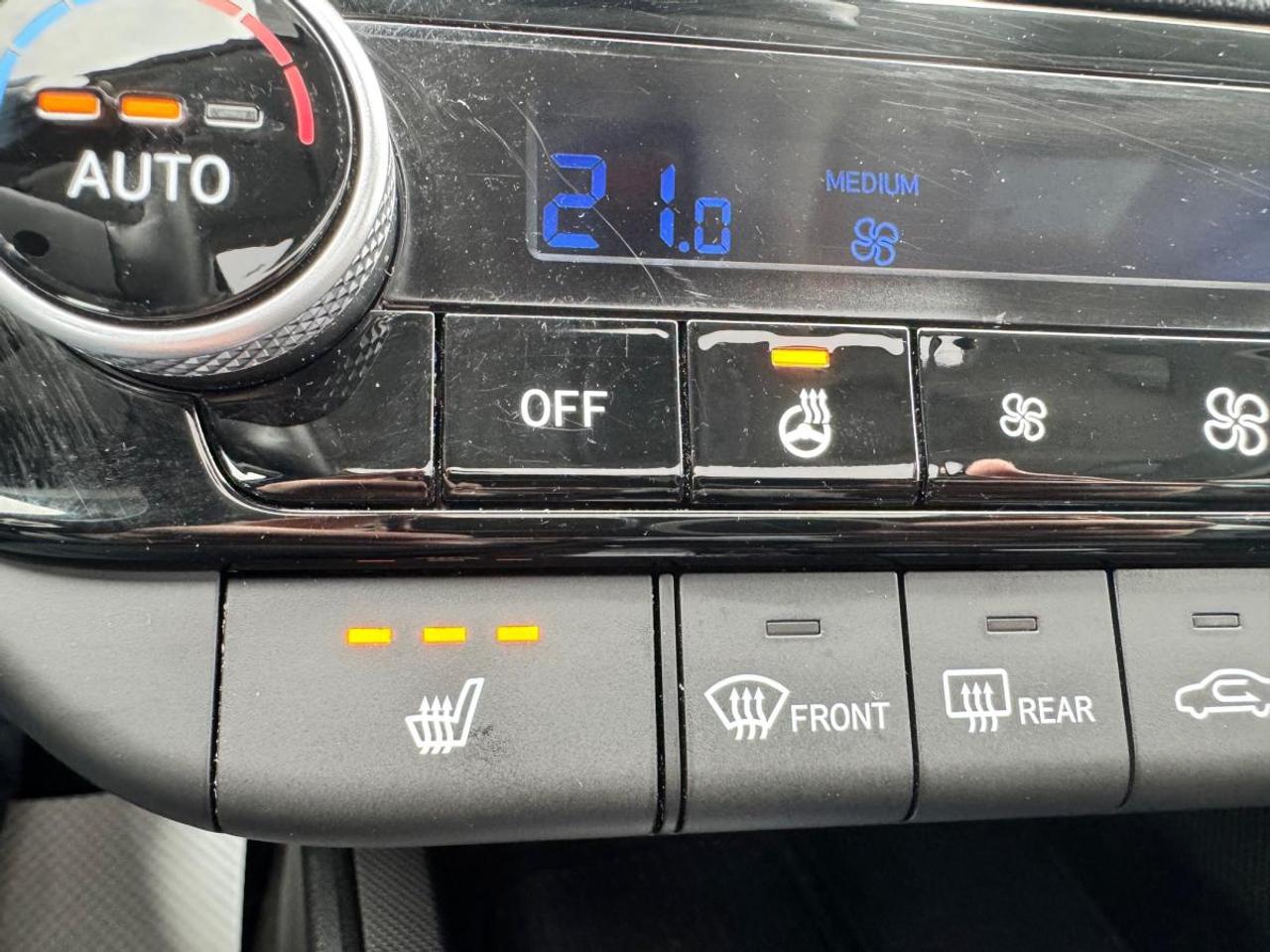 2025 Hyundai Elantra Hybrid Luxury DCT Photo