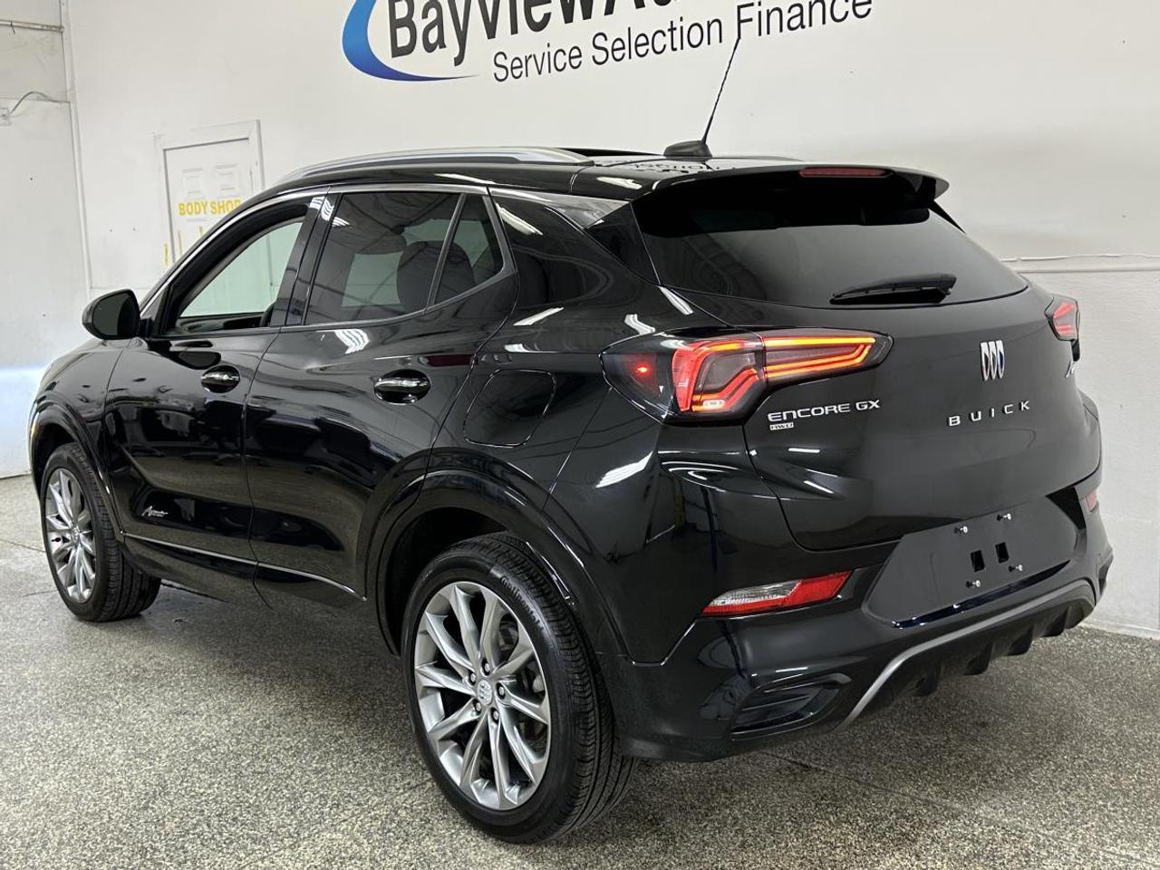 2024 Buick Encore GX Avenir AVENIR/AWD/LEATHER/PANOROOF/39KM/OFF 1 OWNER LEASE! Photo4