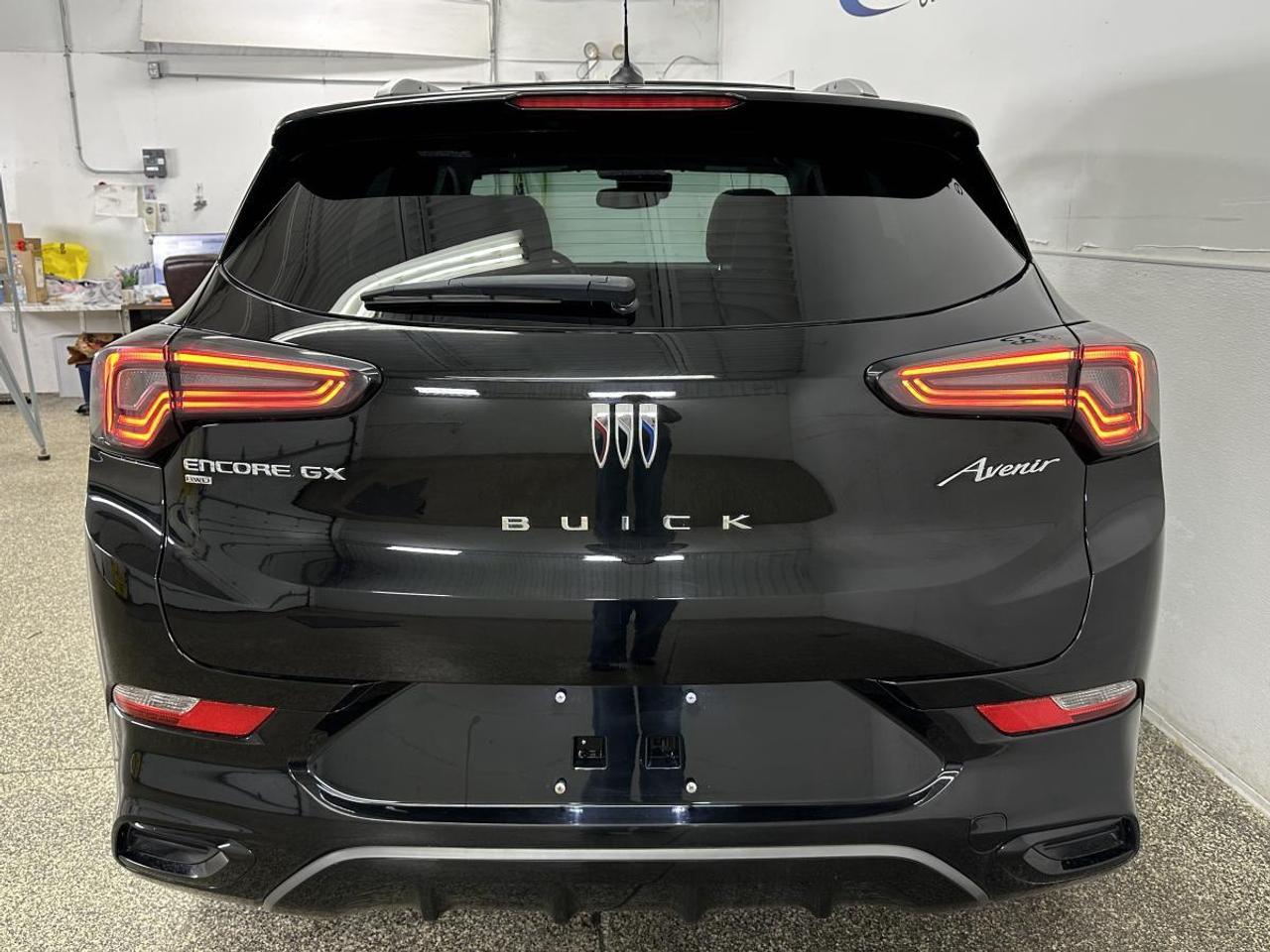 2024 Buick Encore GX Avenir AVENIR/AWD/LEATHER/PANOROOF/39KM/OFF 1 OWNER LEASE! Photo