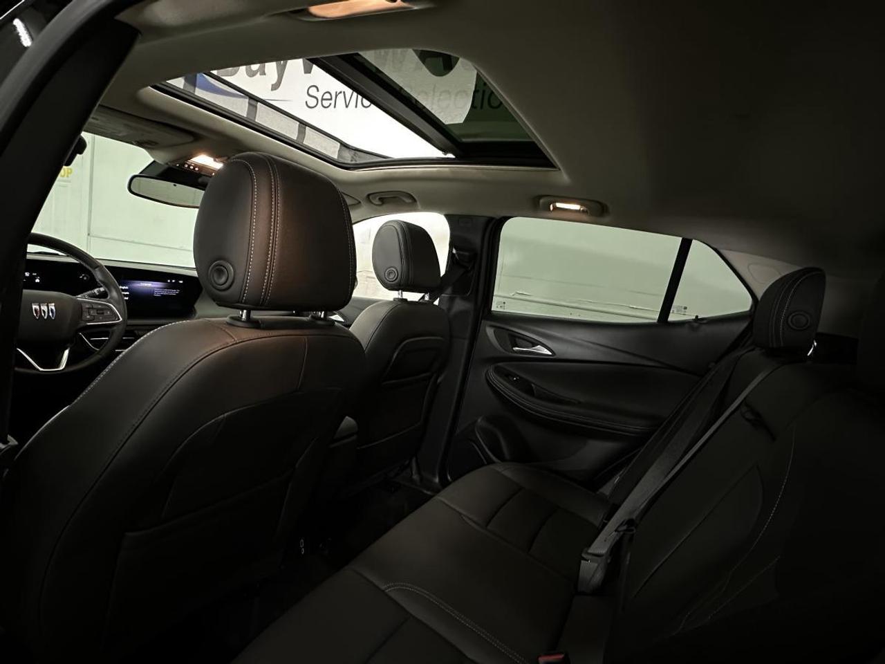 2024 Buick Encore GX Avenir AVENIR/AWD/LEATHER/PANOROOF/39KM/OFF 1 OWNER LEASE! Photo