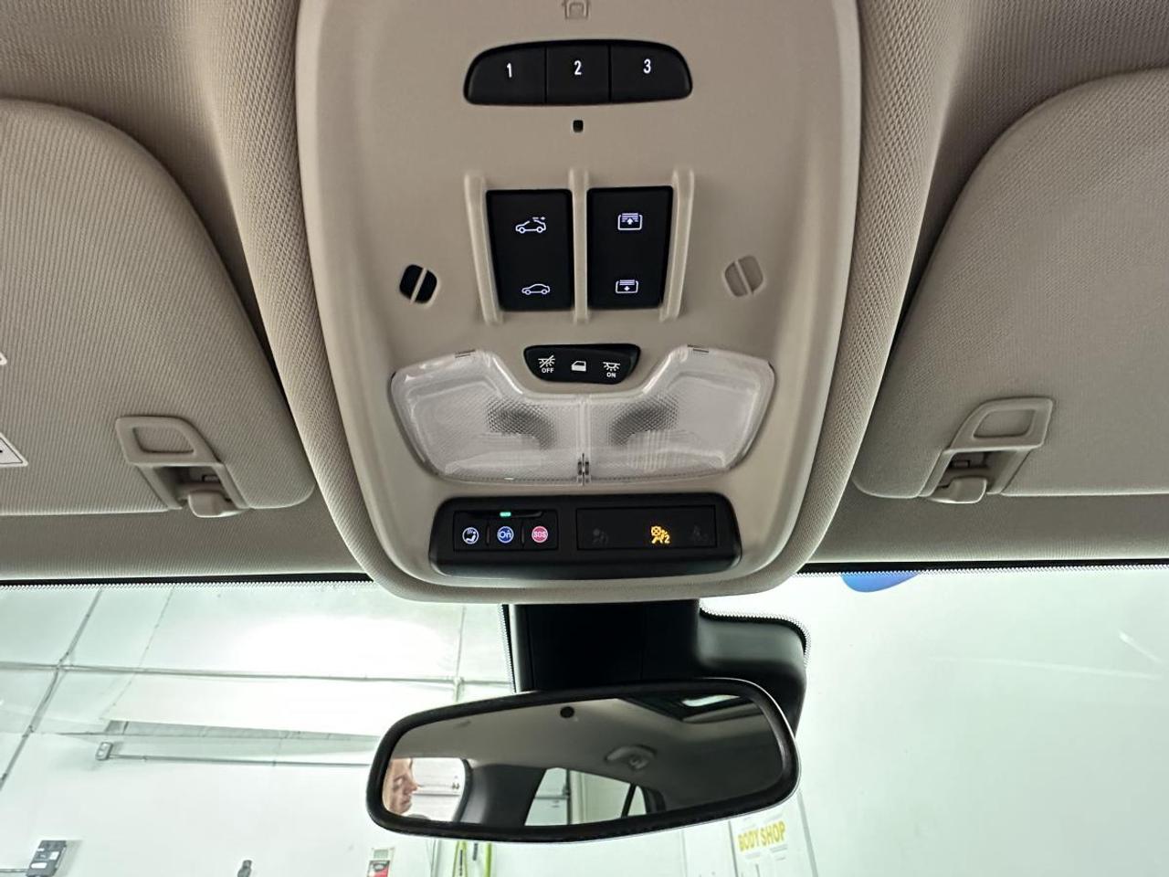 2024 Buick Encore GX Avenir AVENIR/AWD/LEATHER/PANOROOF/39KM/OFF 1 OWNER LEASE! Photo