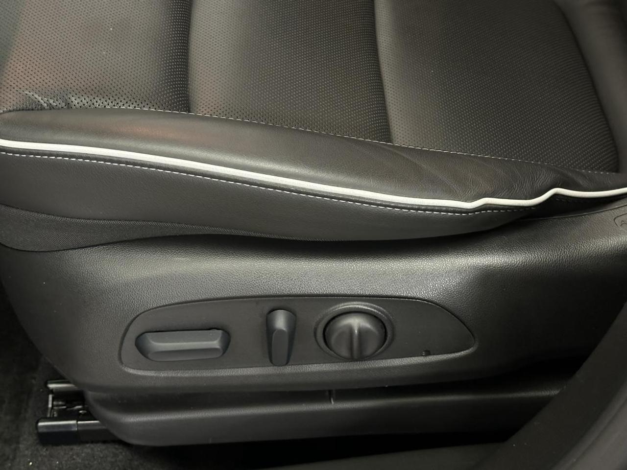 2024 Buick Encore GX Avenir AVENIR/AWD/LEATHER/PANOROOF/39KM/OFF 1 OWNER LEASE! Photo
