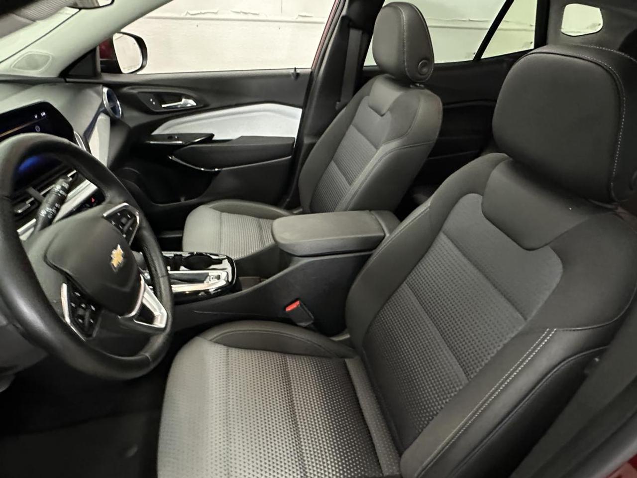 2025 Chevrolet Trax LT/11,866KM/SUNROOF/OFF GMAC LEASE! Photo