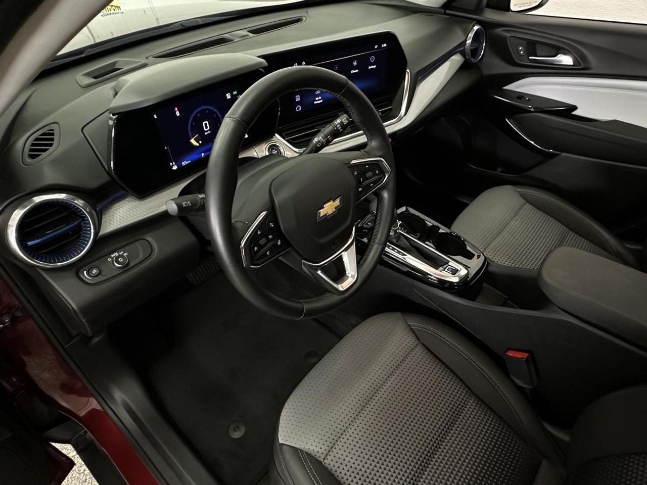2025 Chevrolet Trax LT/11,866KM/SUNROOF/OFF GMAC LEASE! Photo
