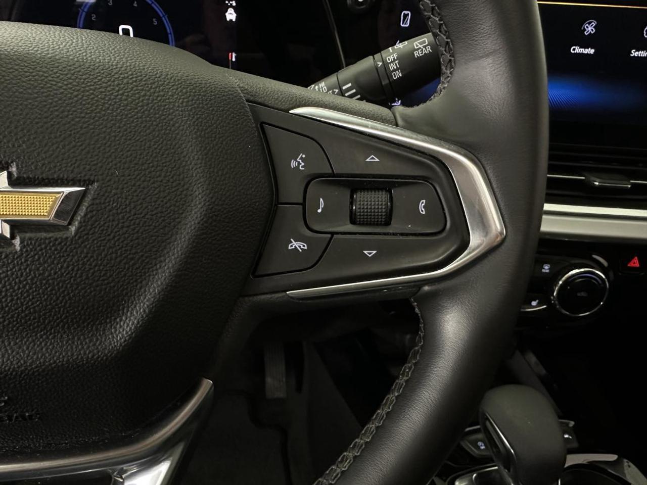 2025 Chevrolet Trax LT/11,866KM/SUNROOF/OFF GMAC LEASE! Photo