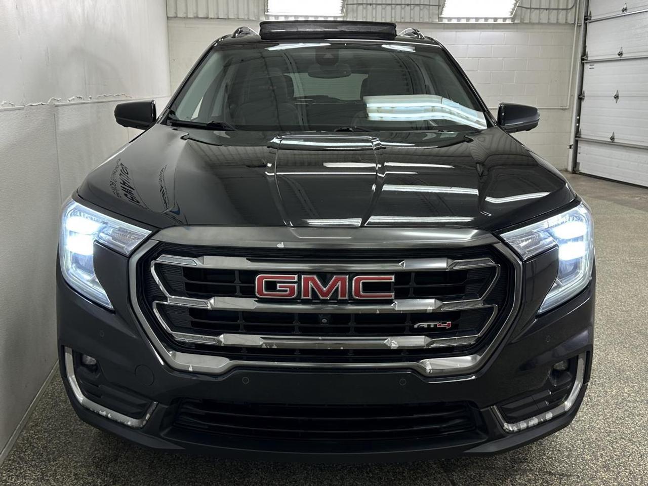 2024 GMC Terrain AT4/AWD/PANOROOF/29800KM/OFF GMAC LEASE! Photo