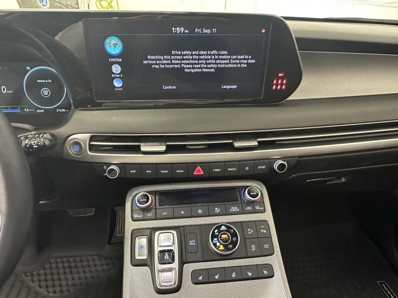 2025 Hyundai PALISADE Urban 8 Passenger URBAN/AWD/8 PASSENGER/LEATHER/ROOF/NAVI/21KM/1 OWNER! Photo