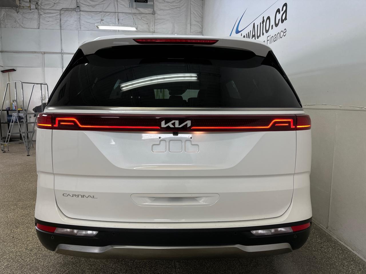 2024 Kia Carnival EX/LEATHER/DUAL PWR DOORS/DUAL PWR SEATS/MORE! Photo