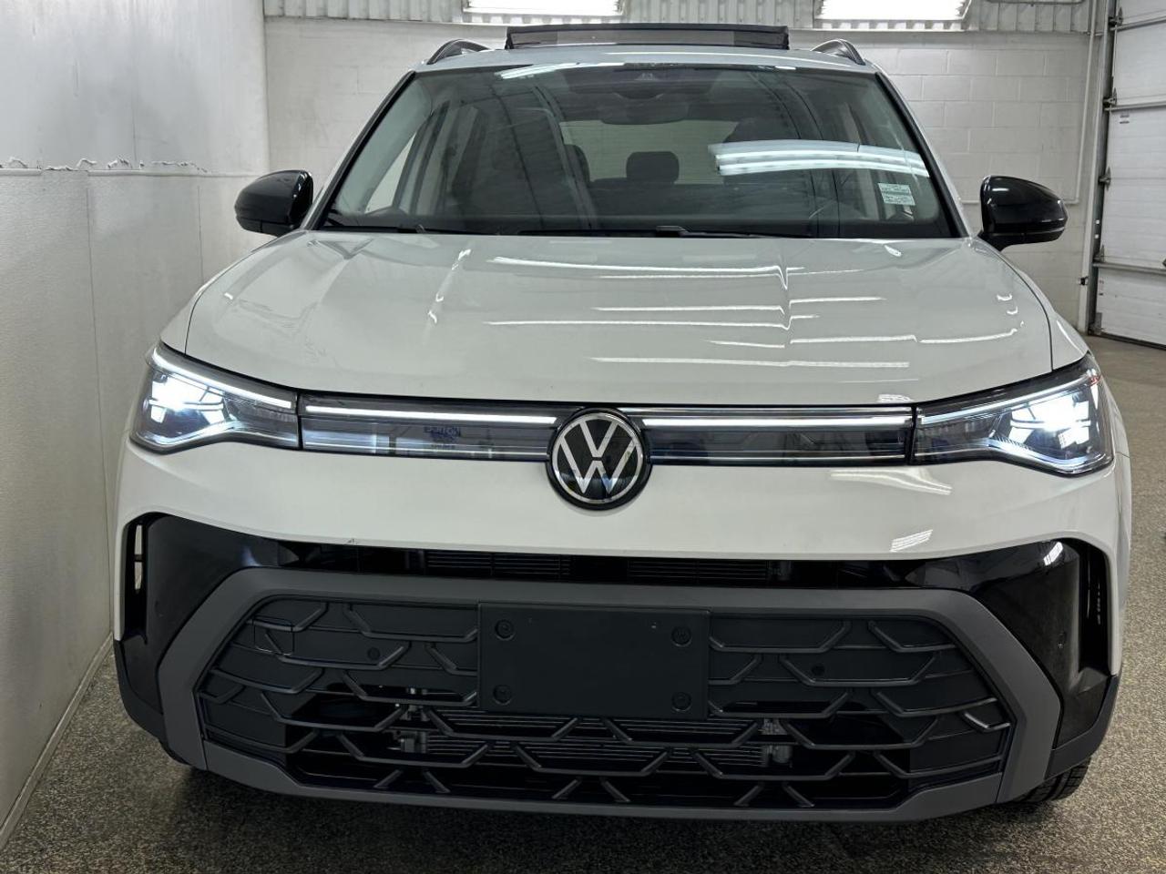 2025 Volkswagen Taos Comfortline Black Edition COMFORTLINE/AWD/BLACK EDITION/PANOROOF/LEATHER/6400KM/VW DIRECT! Photo5