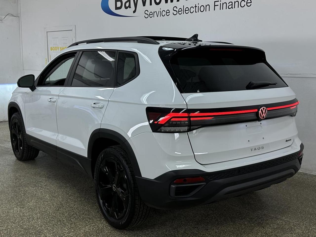 2025 Volkswagen Taos Comfortline Black Edition COMFORTLINE/AWD/BLACK EDITION/PANOROOF/LEATHER/6400KM/VW DIRECT! Photo4
