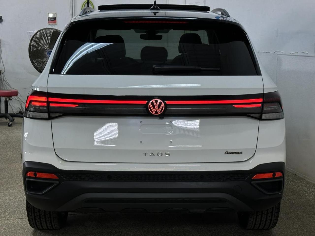 2025 Volkswagen Taos Comfortline Black Edition COMFORTLINE/AWD/BLACK EDITION/PANOROOF/LEATHER/6400KM/VW DIRECT! Photo