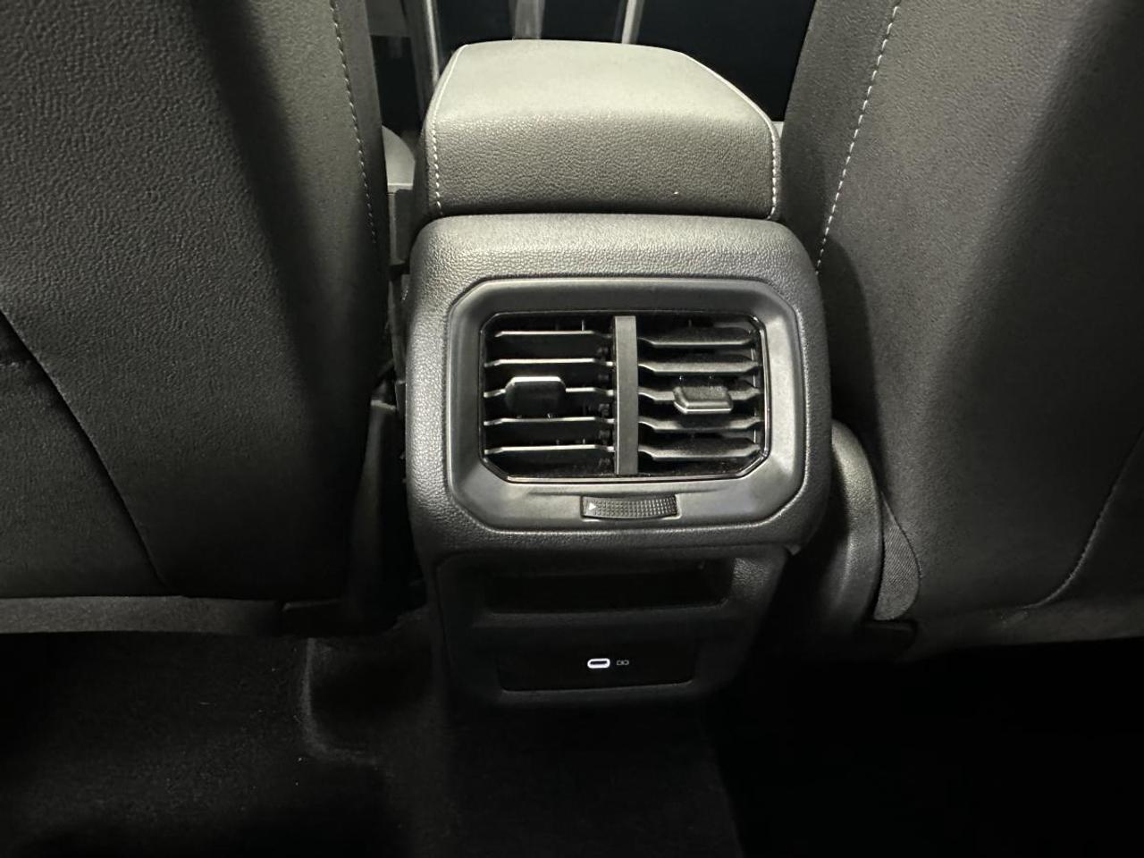 2025 Volkswagen Taos Comfortline Black Edition COMFORTLINE/AWD/BLACK EDITION/PANOROOF/LEATHER/6400KM/VW DIRECT! Photo