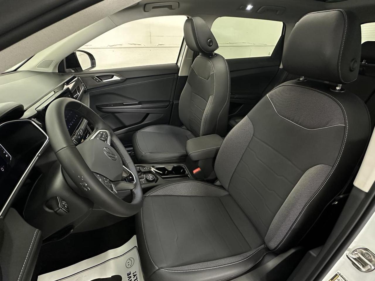 2025 Volkswagen Taos Comfortline Black Edition COMFORTLINE/AWD/BLACK EDITION/PANOROOF/LEATHER/6400KM/VW DIRECT! Photo