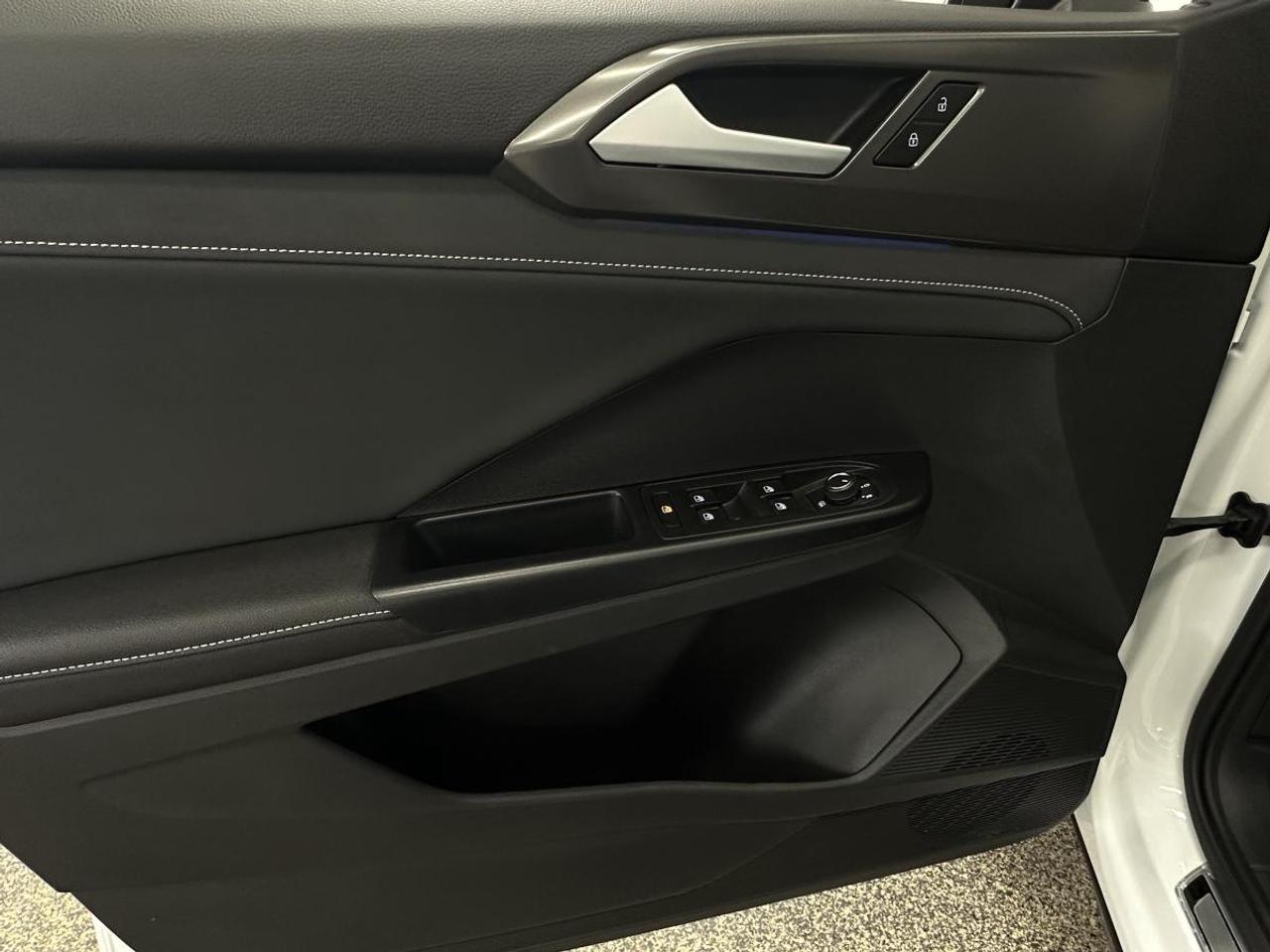 2025 Volkswagen Taos Comfortline Black Edition COMFORTLINE/AWD/BLACK EDITION/PANOROOF/LEATHER/6400KM/VW DIRECT! Photo