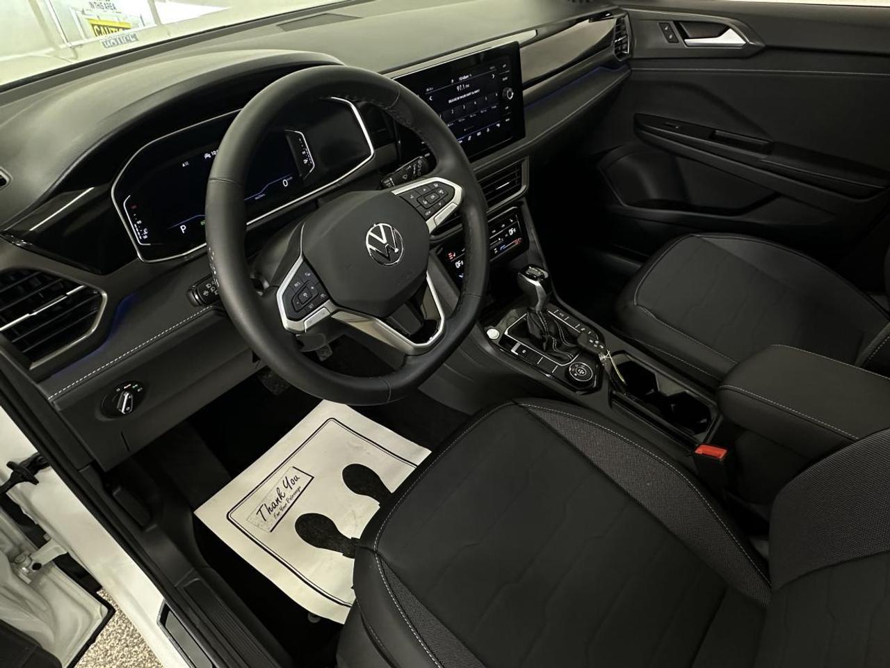 2025 Volkswagen Taos Comfortline Black Edition COMFORTLINE/AWD/BLACK EDITION/PANOROOF/LEATHER/6400KM/VW DIRECT! Photo