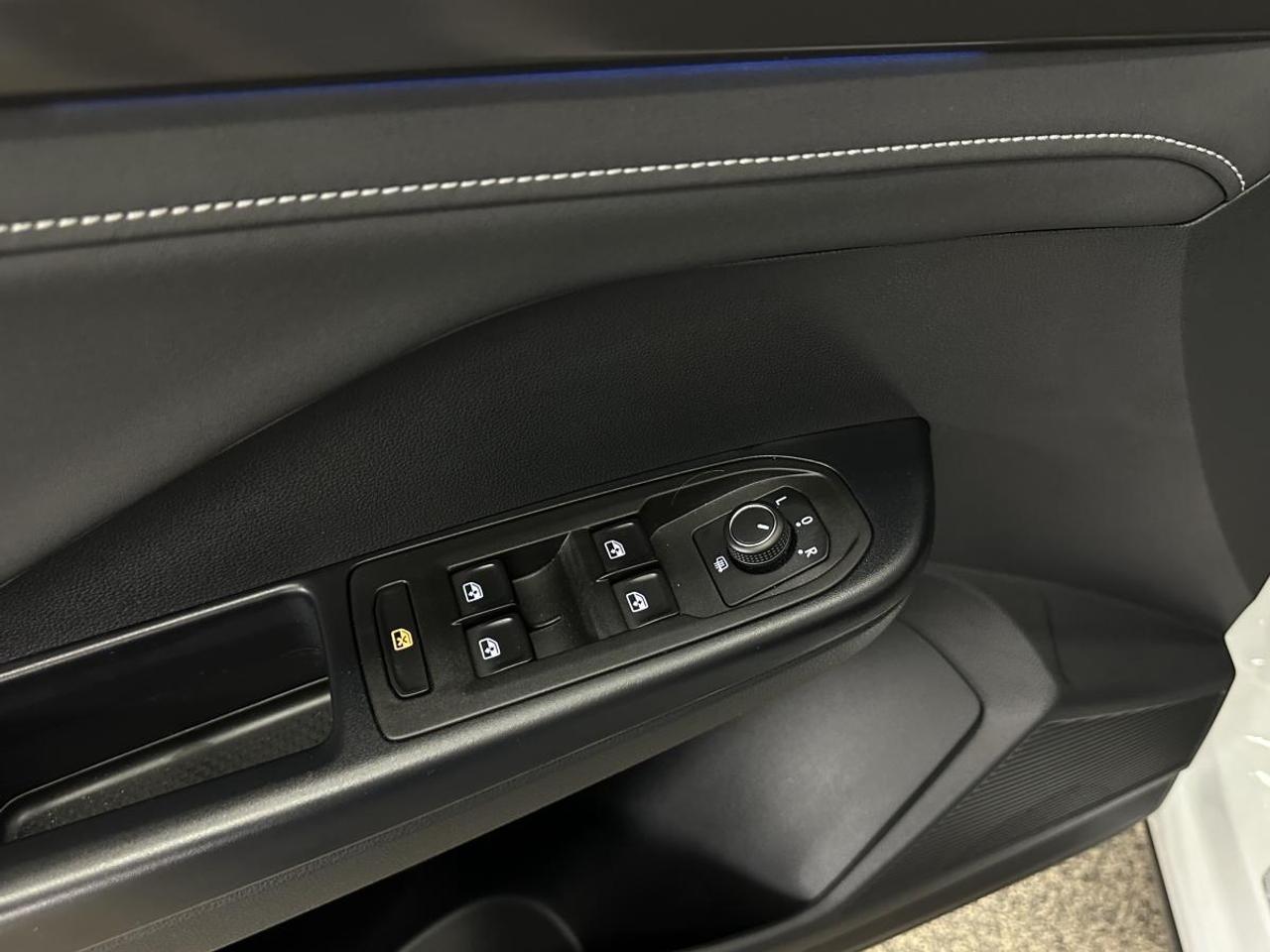 2025 Volkswagen Taos Comfortline Black Edition COMFORTLINE/AWD/BLACK EDITION/PANOROOF/LEATHER/6400KM/VW DIRECT! Photo