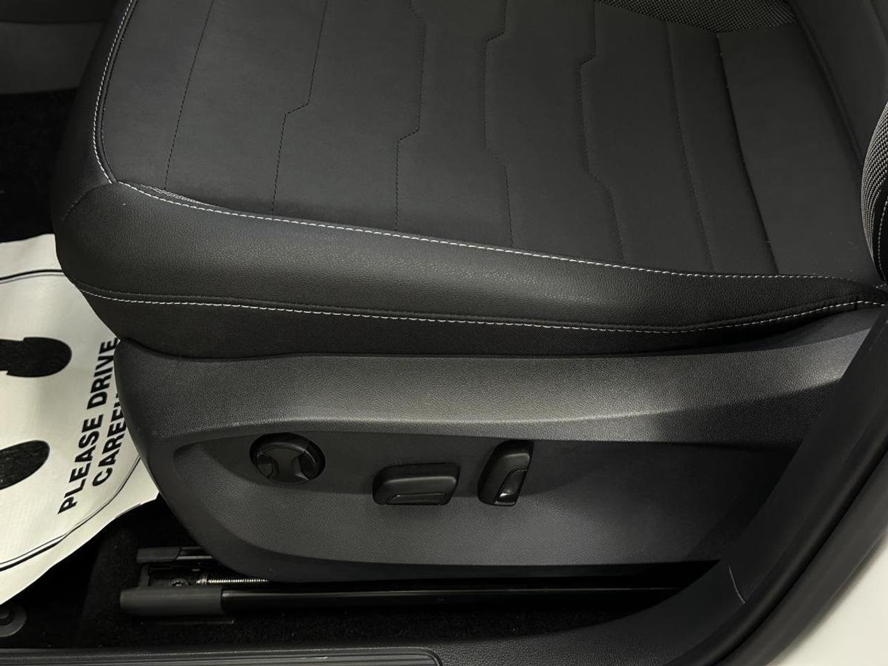 2025 Volkswagen Taos Comfortline Black Edition COMFORTLINE/AWD/BLACK EDITION/PANOROOF/LEATHER/6400KM/VW DIRECT! Photo