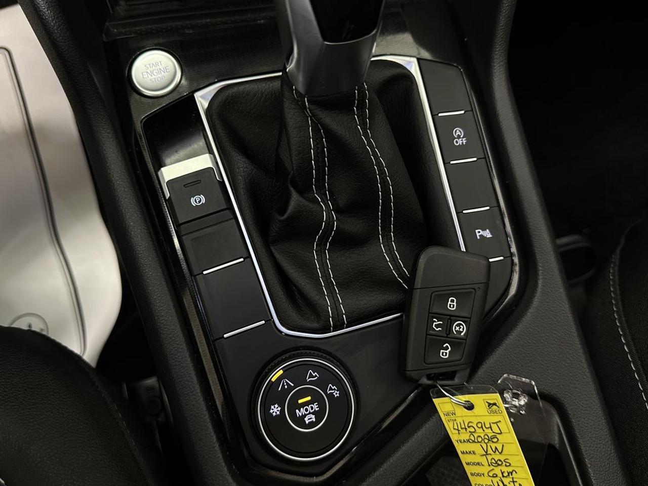 2025 Volkswagen Taos Comfortline Black Edition COMFORTLINE/AWD/BLACK EDITION/PANOROOF/LEATHER/6400KM/VW DIRECT! Photo