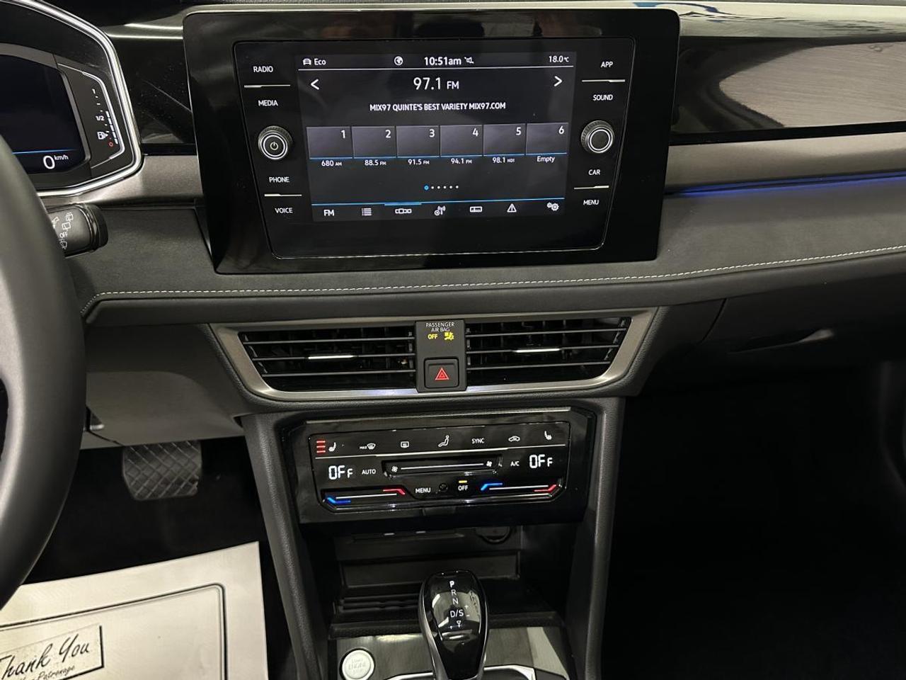 2025 Volkswagen Taos Comfortline Black Edition COMFORTLINE/AWD/BLACK EDITION/PANOROOF/LEATHER/6400KM/VW DIRECT! Photo
