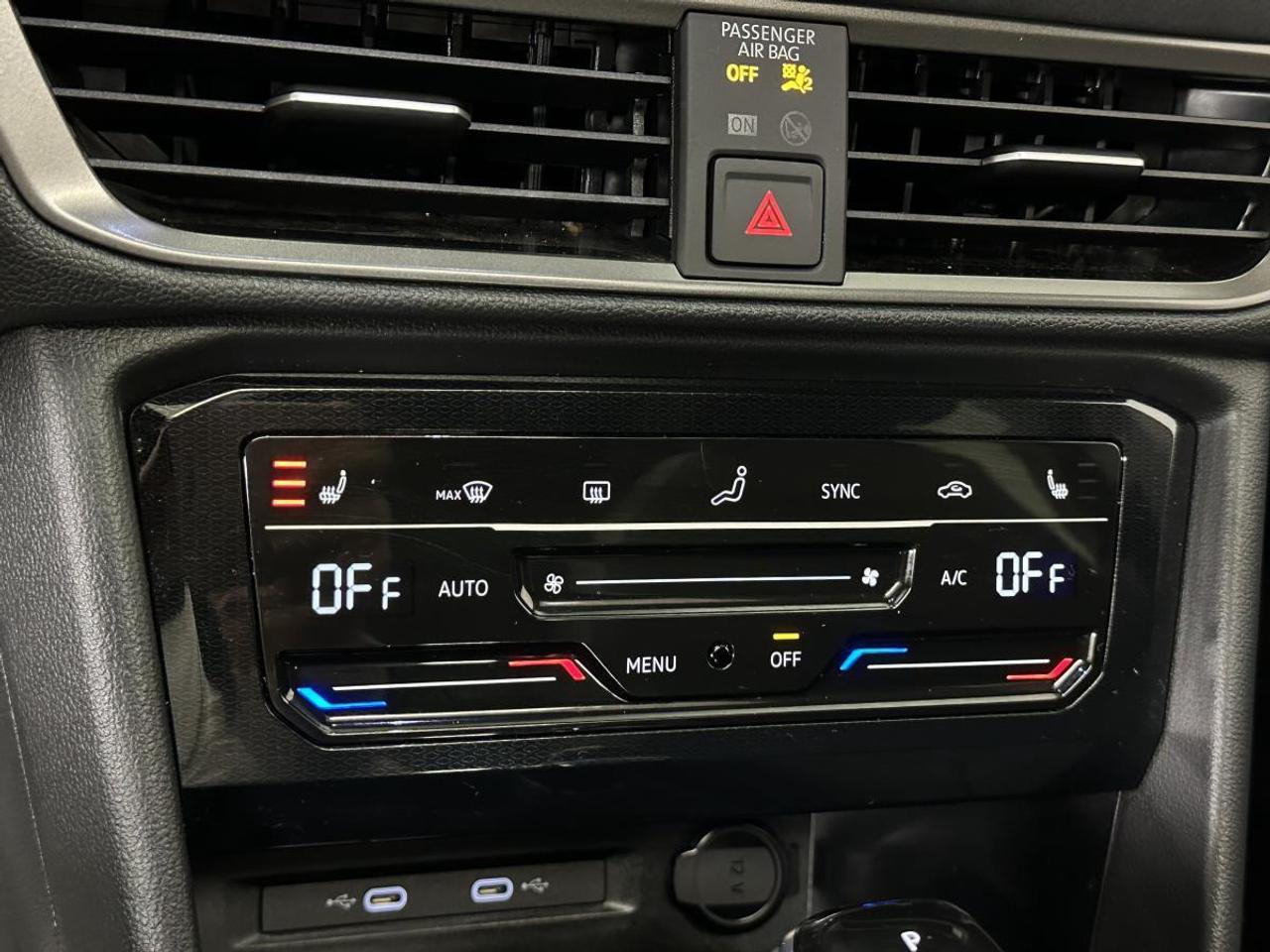 2025 Volkswagen Taos Comfortline Black Edition COMFORTLINE/AWD/BLACK EDITION/PANOROOF/LEATHER/6400KM/VW DIRECT! Photo