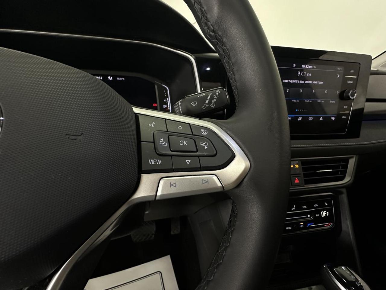 2025 Volkswagen Taos Comfortline Black Edition COMFORTLINE/AWD/BLACK EDITION/PANOROOF/LEATHER/6400KM/VW DIRECT! Photo