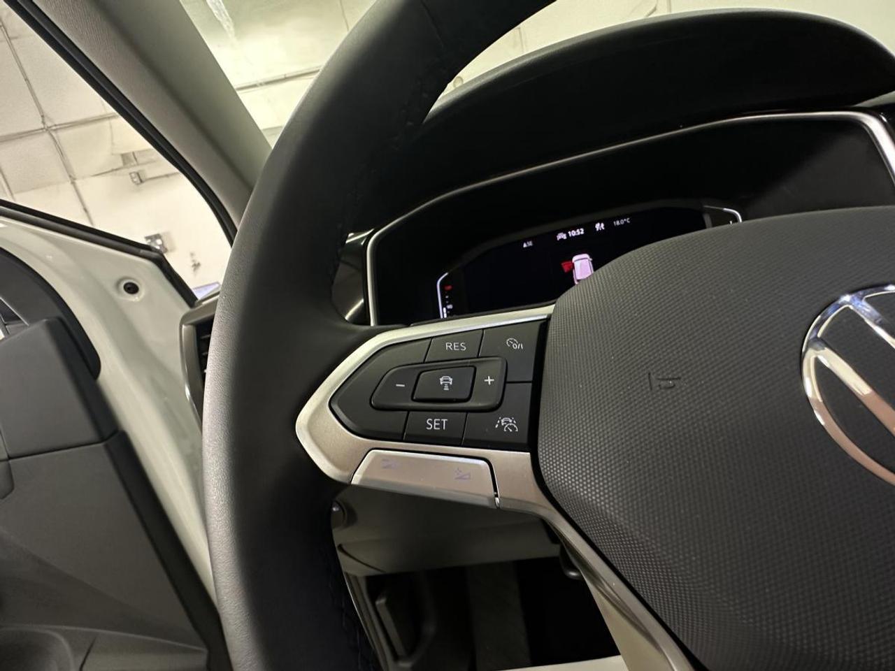 2025 Volkswagen Taos Comfortline Black Edition COMFORTLINE/AWD/BLACK EDITION/PANOROOF/LEATHER/6400KM/VW DIRECT! Photo