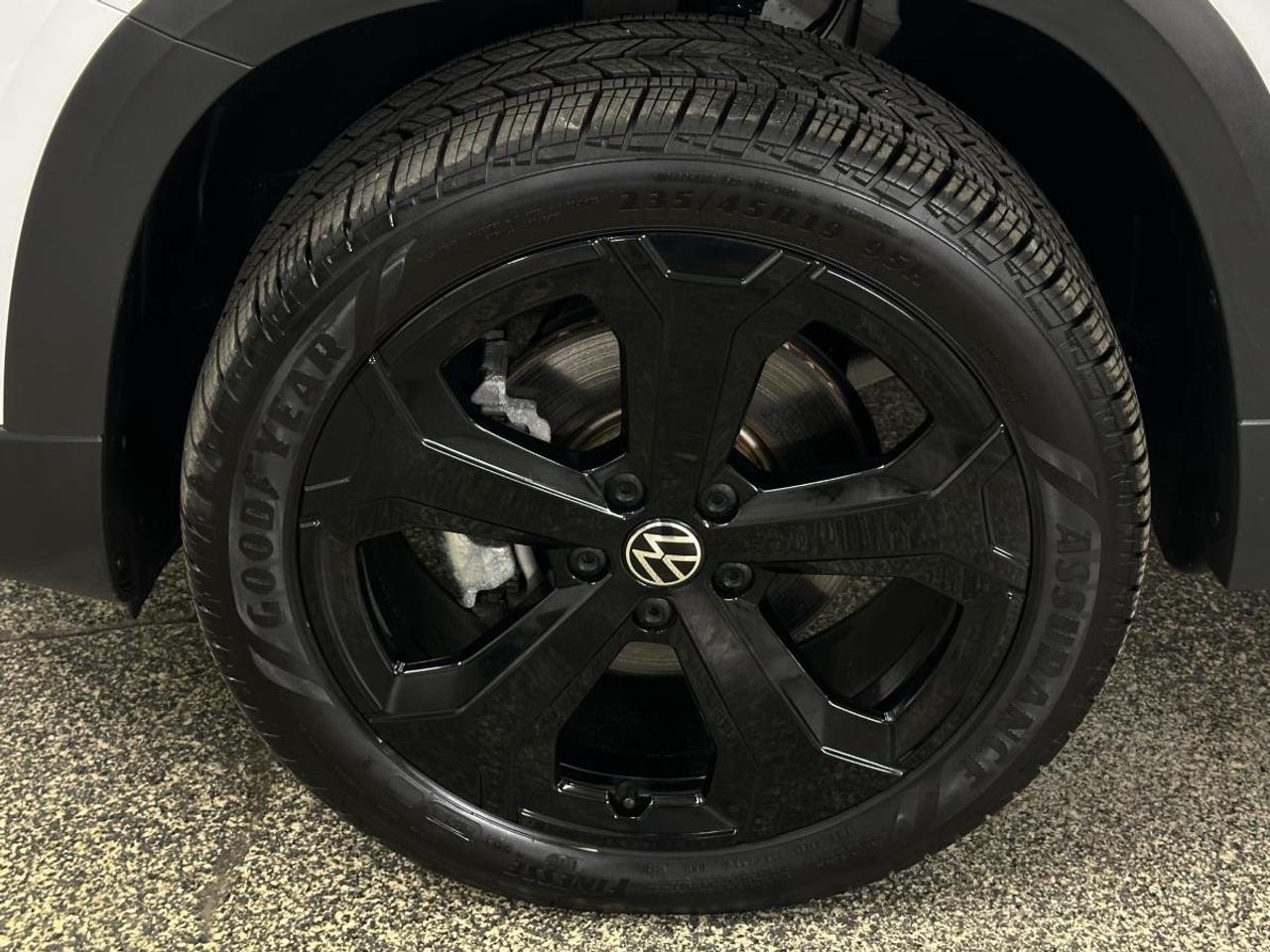 2025 Volkswagen Taos Comfortline Black Edition COMFORTLINE/AWD/BLACK EDITION/PANOROOF/LEATHER/6400KM/VW DIRECT! Photo