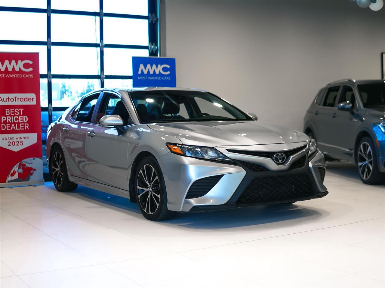 2018 Toyota Camry SE UPGRADE | SUNROOF | NO ACCIDENTS Photo3