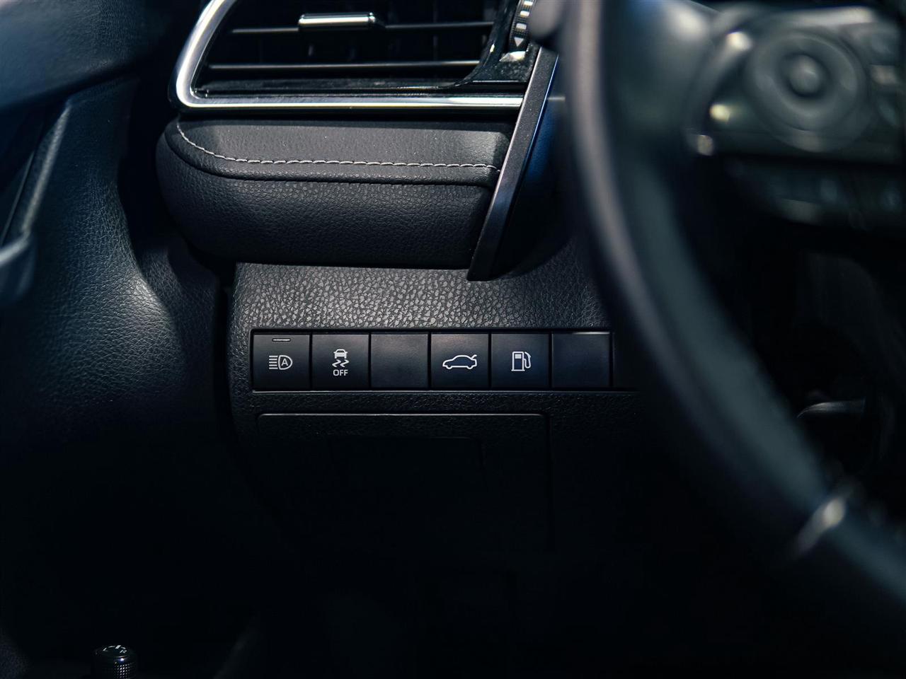 2018 Toyota Camry SE UPGRADE | SUNROOF | NO ACCIDENTS Photo