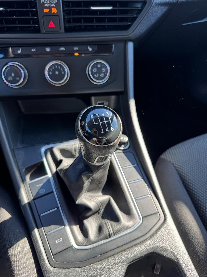 2019 Volkswagen Jetta Comfortline | 6 - speed Manual | CERTIFIED Photo