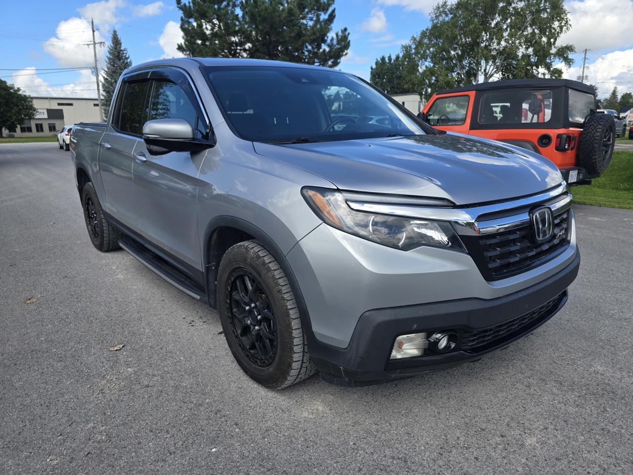 2019 Honda Ridgeline SPORT Photo2