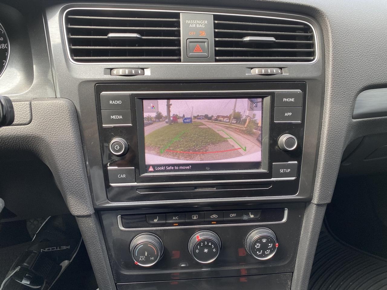 2018 Volkswagen Golf TRENDLINE Photo
