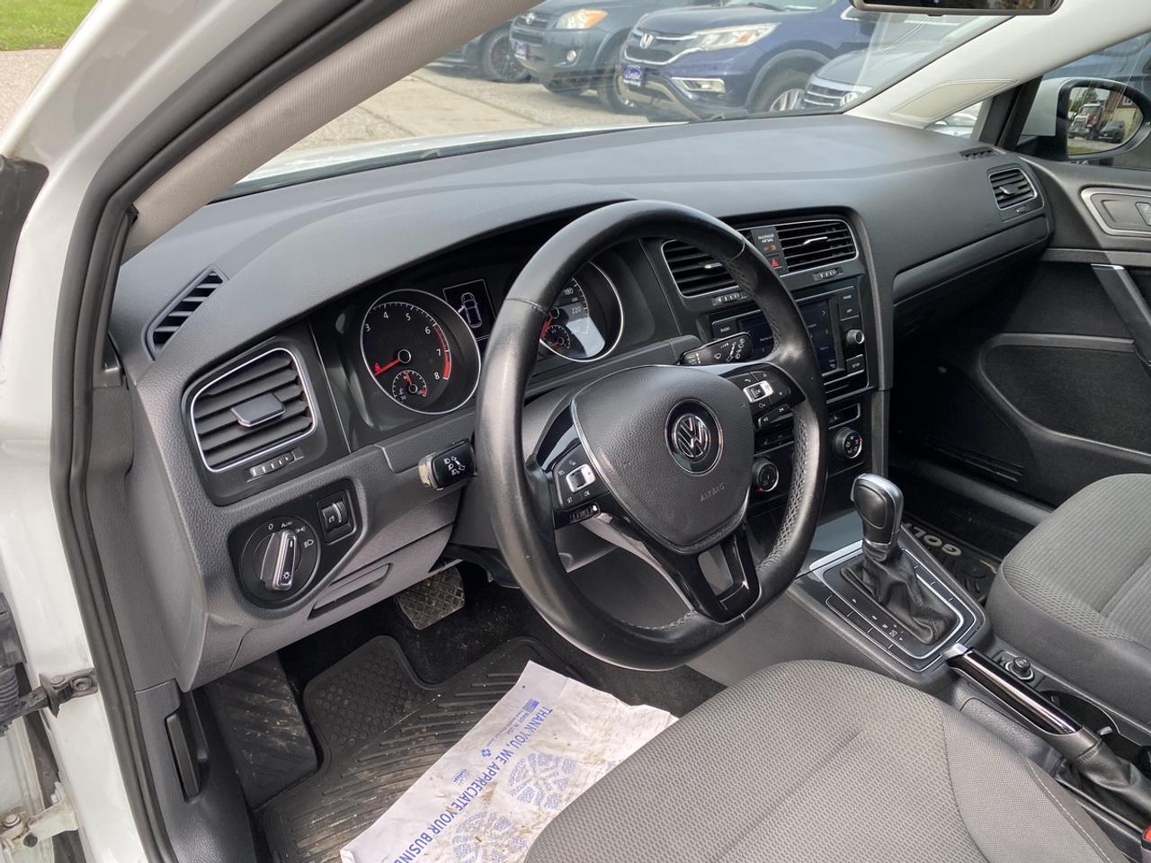 2018 Volkswagen Golf TRENDLINE Photo