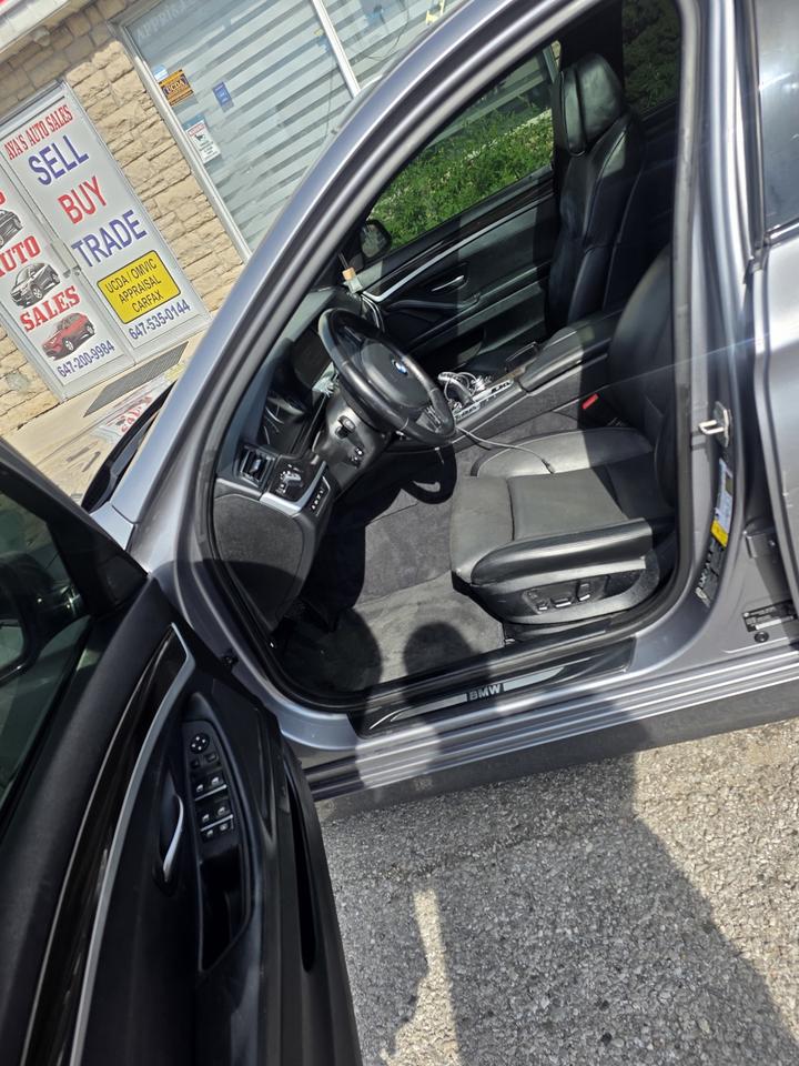 2013 BMW 5 Series 550i xDrive Photo