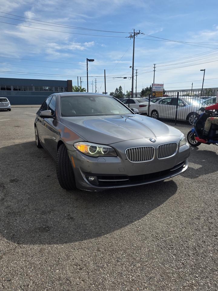 2013 BMW 5 Series 550i xDrive Photo