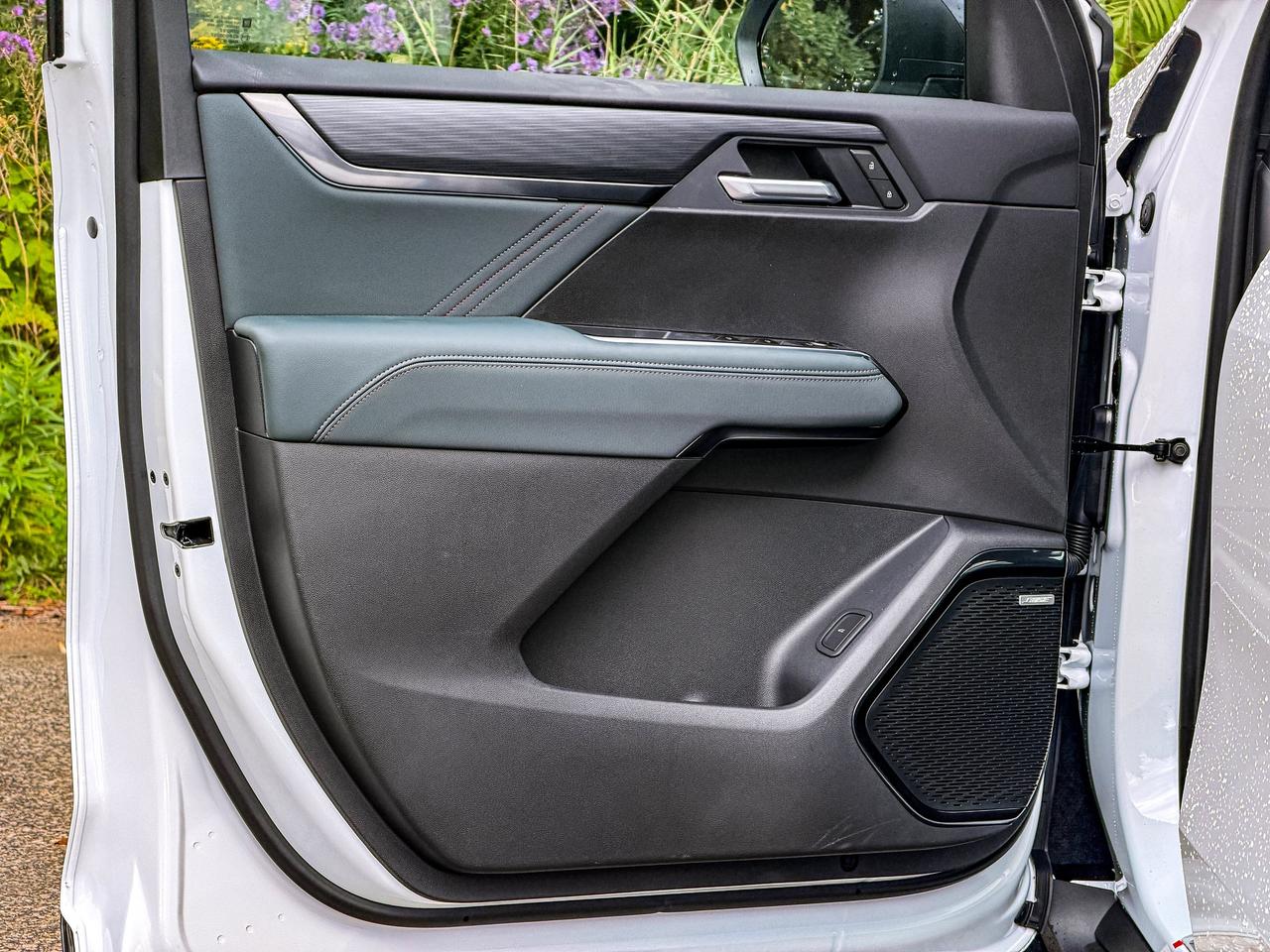 2027 GMC Acadia AT4 Photo