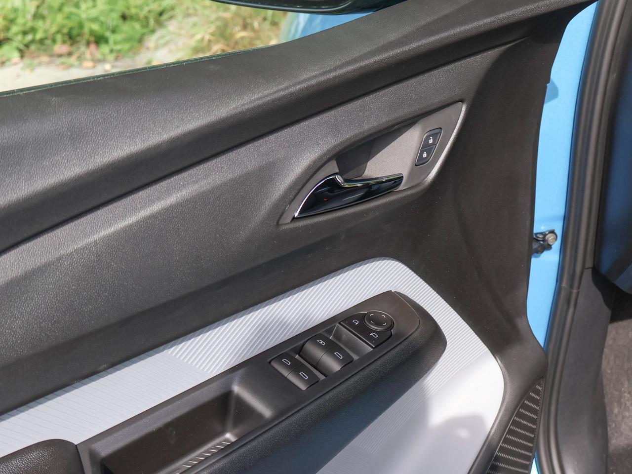 2027 Chevrolet Bolt LT Photo