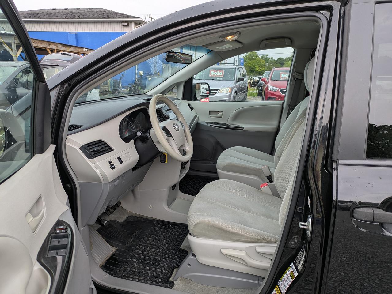 2014 Toyota Sienna 5DR 7-PASS FWD Photo