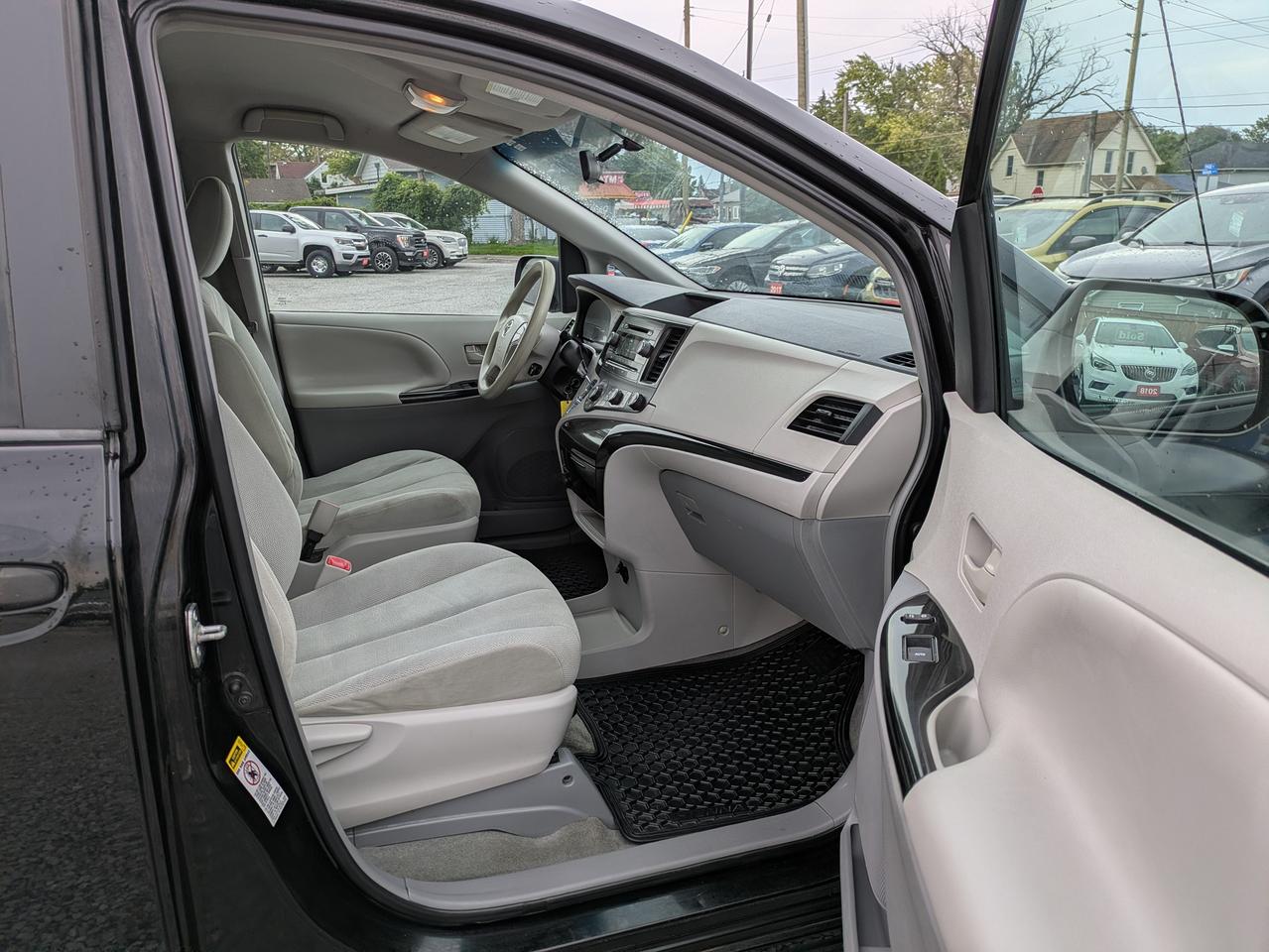 2014 Toyota Sienna 5DR 7-PASS FWD Photo