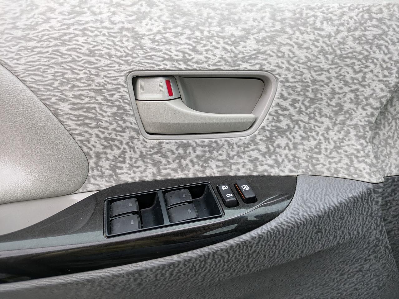 2014 Toyota Sienna 5DR 7-PASS FWD Photo