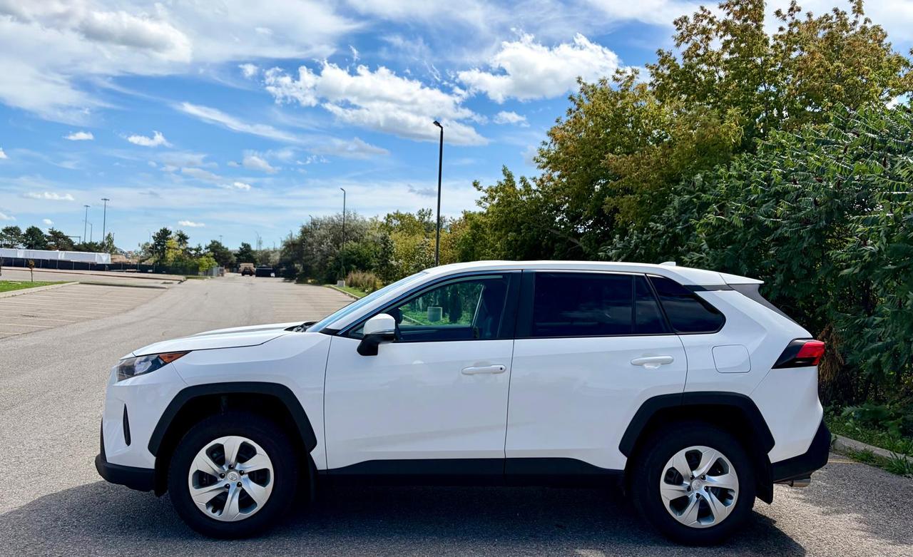 2022 Toyota RAV4 LE AWD Photo1