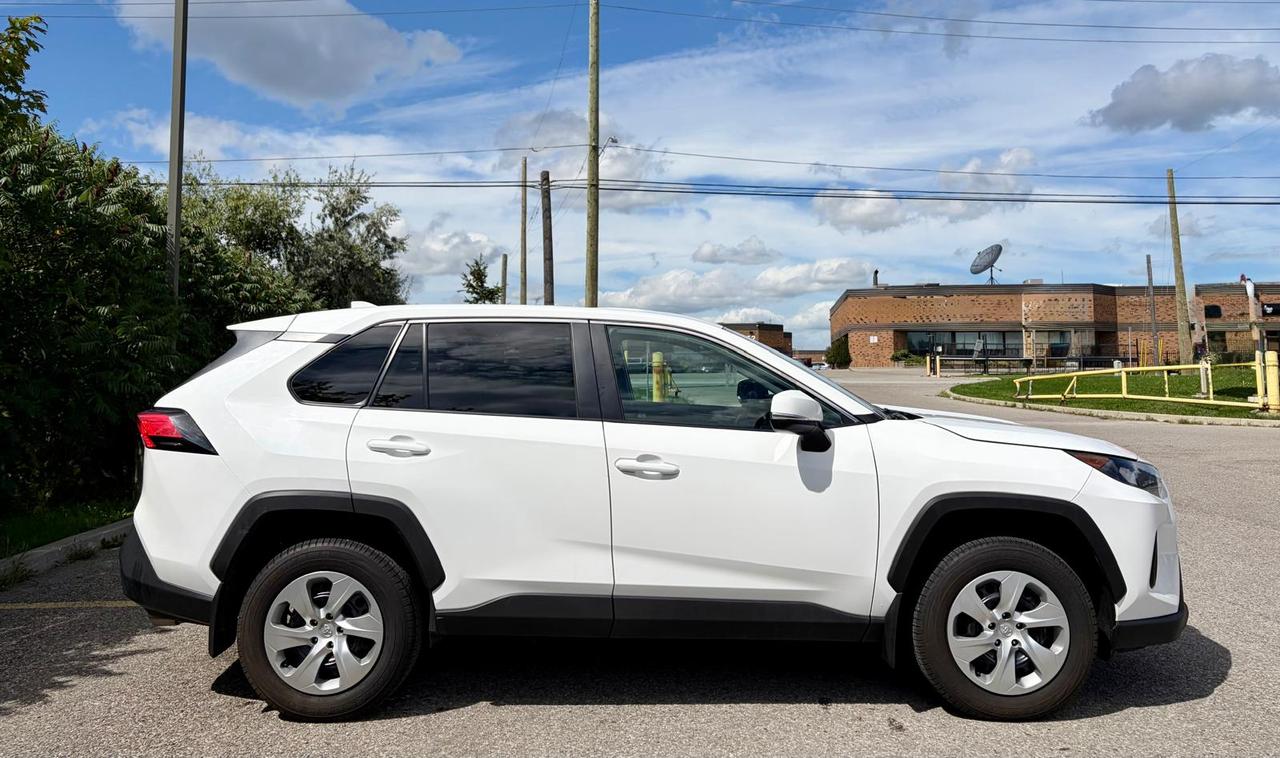 2022 Toyota RAV4 LE AWD Photo3