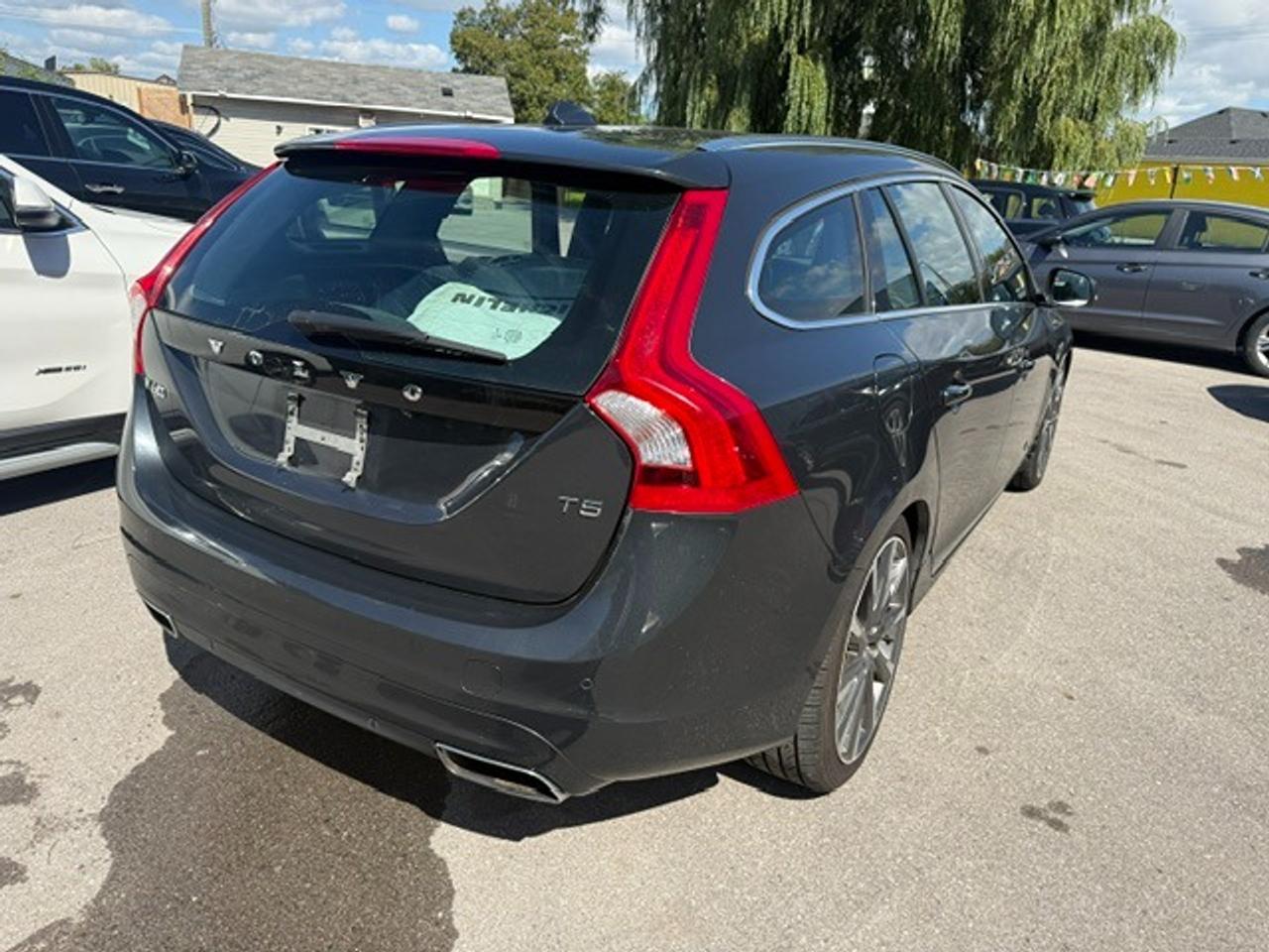 2015 Volvo V60 T5 Drive-E Premier Plus Photo