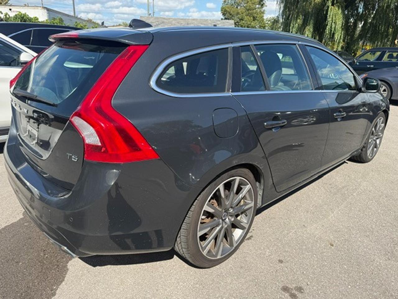 2015 Volvo V60 T5 Drive-E Premier Plus Photo