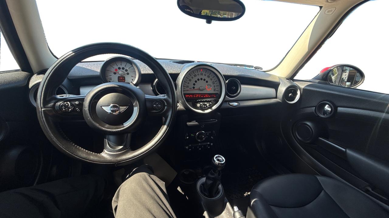 2011 MINI Cooper Classic Photo