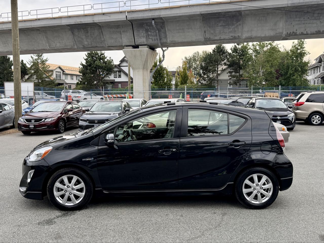 2017 Toyota Prius c FINANCING AVAILABLE Photo8