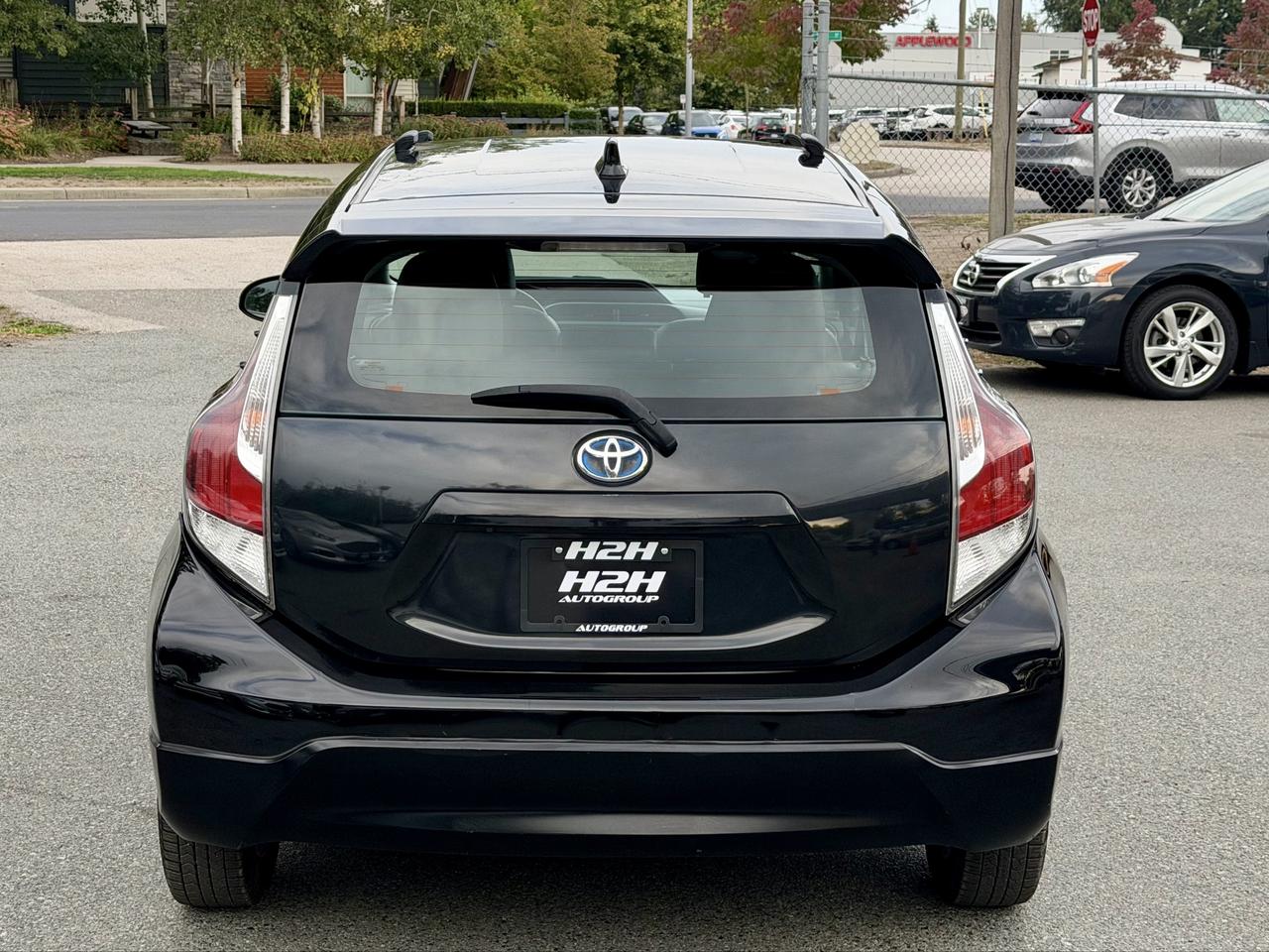 2017 Toyota Prius c FINANCING AVAILABLE Photo6