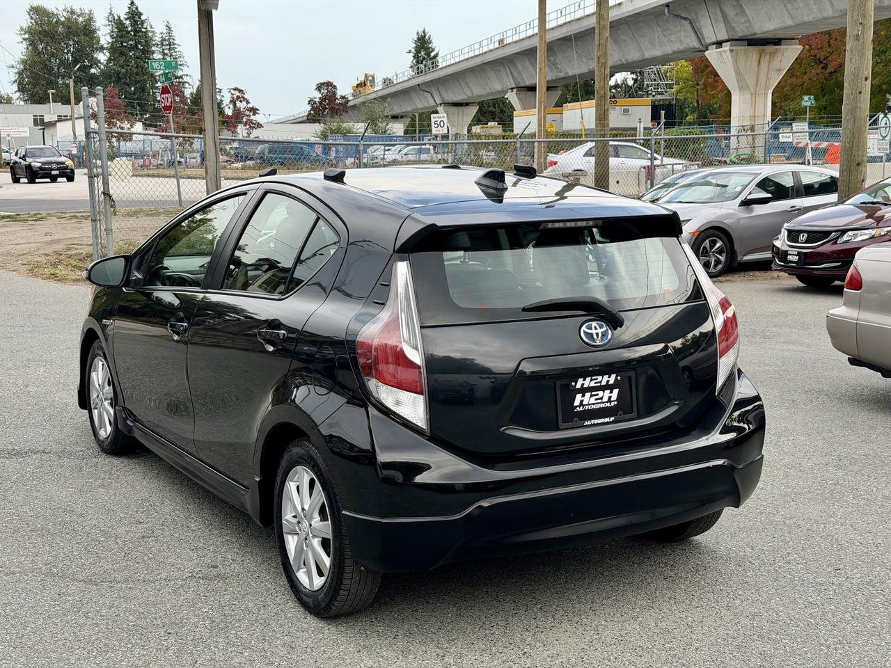 2017 Toyota Prius c FINANCING AVAILABLE Photo7