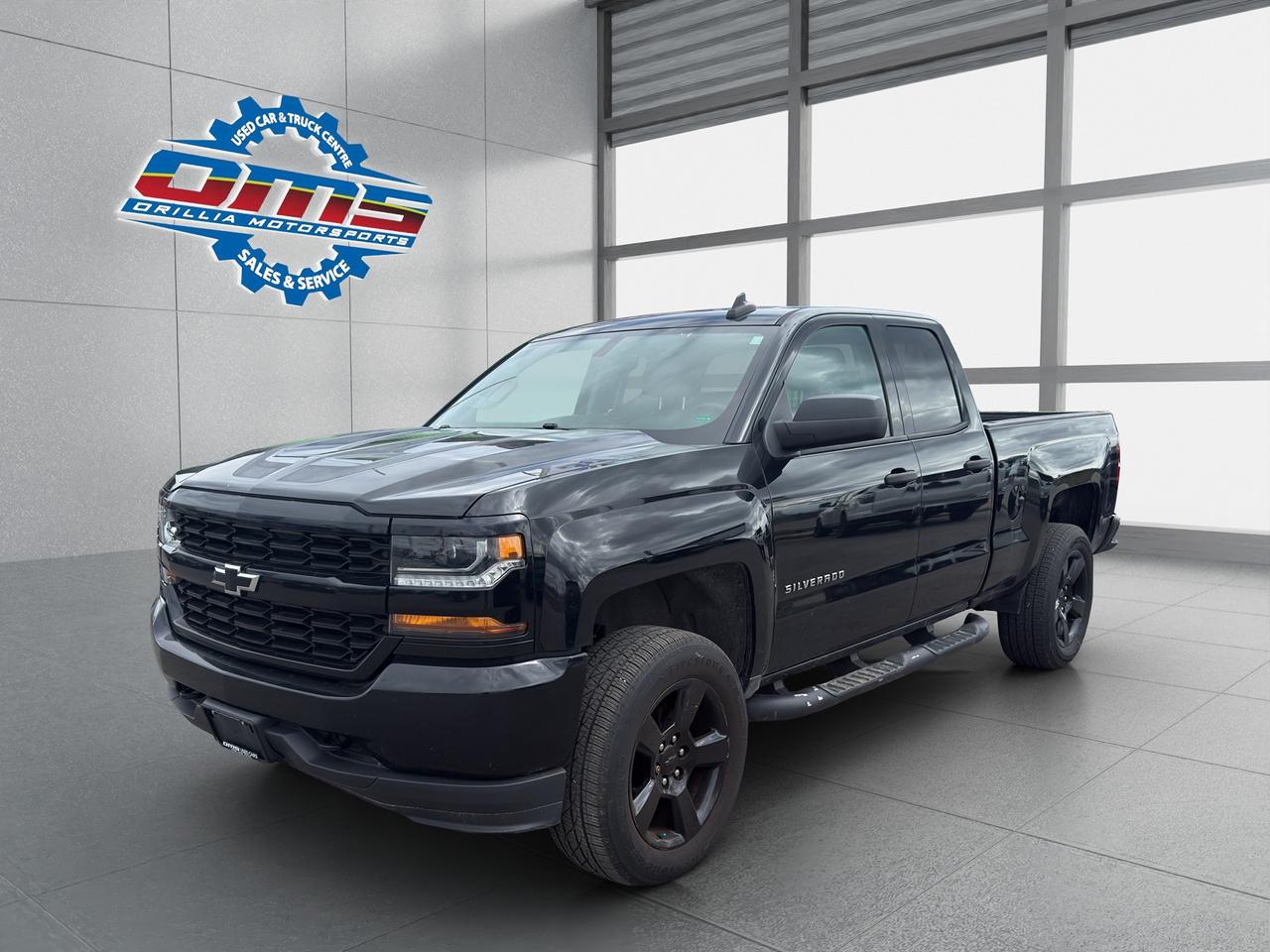 2018 Chevrolet Silverado 1500 4WD DOUBLE CAB 143.5" CUSTOM Photo1