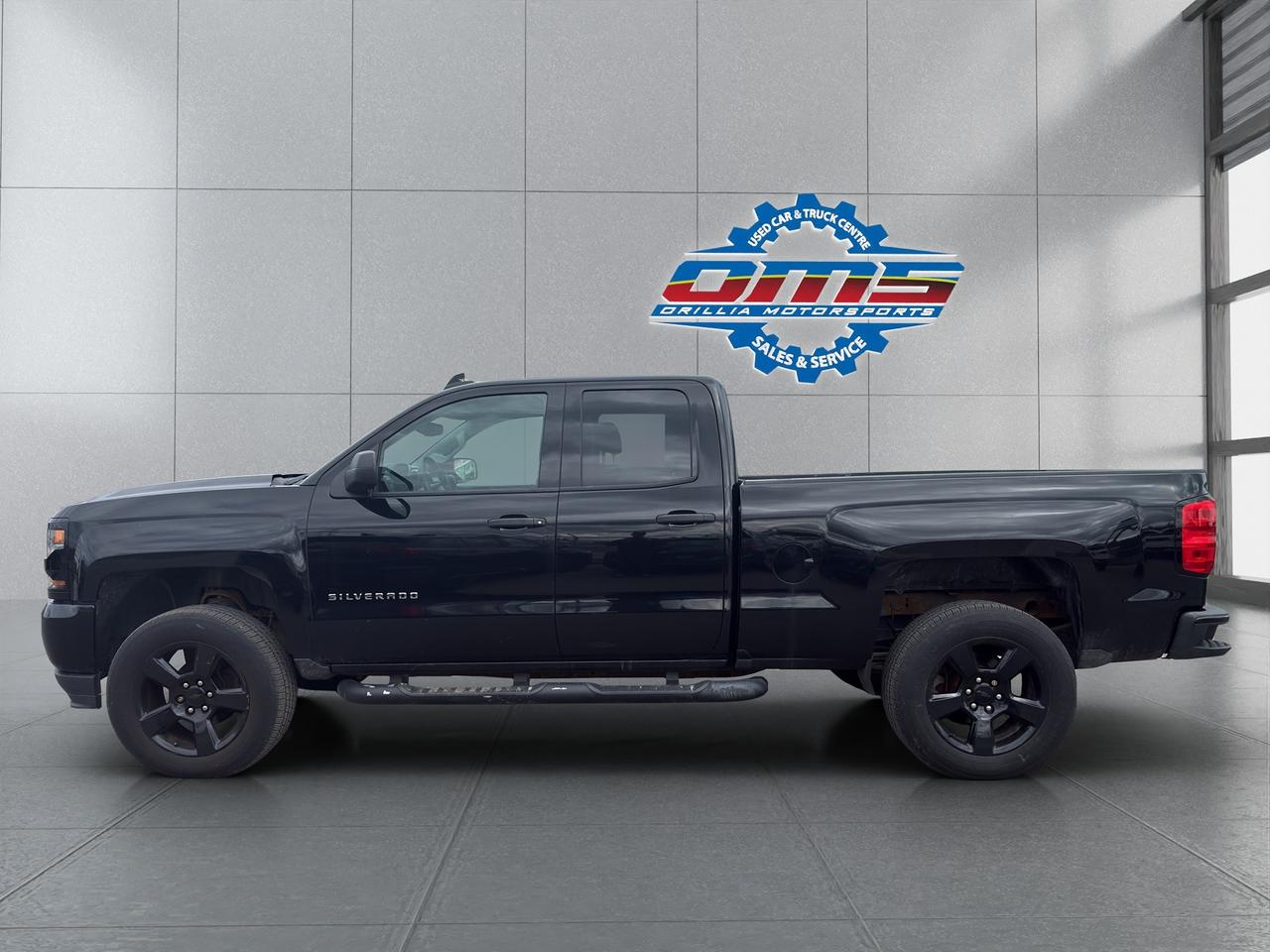 2018 Chevrolet Silverado 1500 4WD DOUBLE CAB 143.5" CUSTOM Photo2